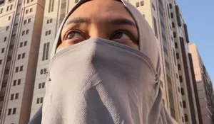 Momen Happy Asmara Jalani Umroh, Penampilan Cantik Berhijab dan Bercadar Curi Perhatian