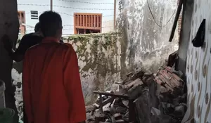 Cuaca Ekstrem Terjang dan Longsor di Jember Akibatkan Rumah Roboh