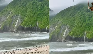 Fenomena Langka! Muncul Air Terjun 'Dadakan' di Tebing Pantai Papuma Jember, Tarik Perhatian Wisatawan