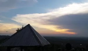 Menepi Sejenak di Puncak Sosok Bantul, Wisata Malam Gratis dengan Panorama Sunset, Spot Instagramable, dan Suasana Tenang