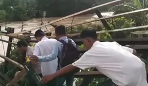 Jembatan Rusak di Way Pengubuan Ancam Keselamatan Pelajar, Anak Sekolah Nekat Menyeberang Demi Pendidikan