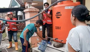 Sumur Tercemar Banjir, PMI Jember Turunkan Truk Tangki dan Tandon Air untuk Ratusan Warga Nogosari