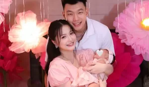 ‎Momen Valentine Pertama Vincent Kosasih dan Nita Vior Bersama Baby Vinica, Kompak Pakai Baju Serba Pink