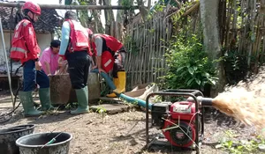 5 Sumur Warga Tercemar Lumpur, PMI Jember Terjunkan Tim Relawan WASH untuk Pulihkan Akses Air Bersih pasca Banjir
