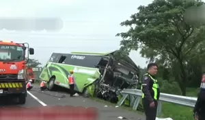 Detik-Detik Kecelakaan Maut di Tol Cipali, Bus Rombongan Pariwisata SPPG Cirebon Menabrak Truk