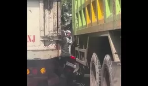 Nyaris Berujung Tragis Ibu Pengendara Motor Terjebak di Tengah 2 Truk saat Jalanan Macet
