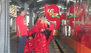 Semarak Imlek 2577 Kongzili, KAI Daop 9 Manjakan Penumpang dengan Atraksi Barongsai dan Berbagi Suvenir