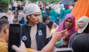 Kunjungi Korban Bencana Alam di Aceh, Cinta Laura Terharu dengan Ketangguhan Anak-Anak dalam Kondisi yang Masih Terbatas