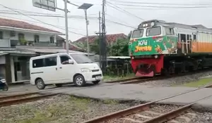 Tragedi di Perlintasan Brumbung KA Harina Tabrak Mobil Satu Orang Meninggal Dunia
