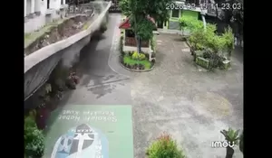 Tembok Rumah Mewah Ambruk Timpa Area SMPN 182 Jakarta Selatan Warga Sempat Panik