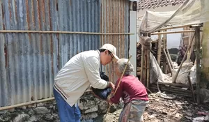 Salurkan Bantuan ke Warga Terdampak Banjir di Wuluhan, Legislator Gerindra Jember Soroti Adanya Pendangkalan Sungai