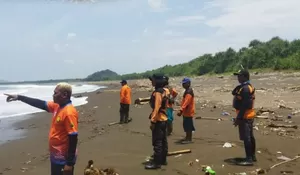 Pemancing yang Tersapu Ombak di Pantai Cangaan Jember Masih Hilang, Tim SAR Lakukan Pencarian di Darat dan Laut