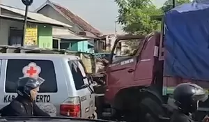 Ngeri! Detik-Detik Terjadi Kecelakaan Beruntun di Bangsal Mojokerto, Truk Gandeng Adu Banteng dengan Tronton, Diduga Sopir Mengantuk