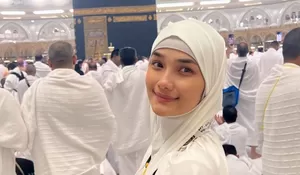 Umrah Perdana Sukses, Faby Marcelia Unggah Momen Penuh Emosional Saat di Hadapan Kabah