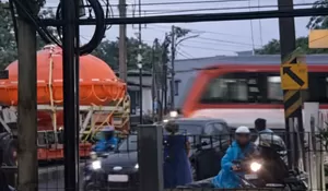 Detik-Detik Kereta Bandara Tertemper Truk di Perlintasan Stasiun Poris Tangerang, Perjalanan Sempat Terganggu