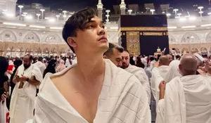 ‎Umrah di Bulan Ramadhan, Momen Ikbal Fauzi Jalani Ibadah di Tanah Suci Bareng Istri