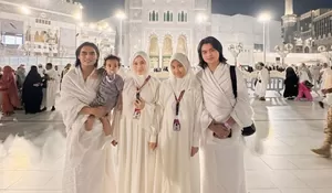 ‎Charly Van Houten Jalani Ibadah Umroh di Ramadhan 1447 Hijriah, Boyong Istri dan Anak-Anak