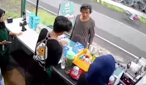Niat Baik Berujung Kekerasan: Viral Video Pria Diduga ODGJ Mengamuk di Gerai Es Teh, Rekaman CCTV Jadi Sorotan