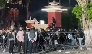 Demo Malam di Polda DIY Berujung Kericuhan hingga Lalu Lintas Tersendat, Polisi Bantah Tembakkan Gas Air Mata