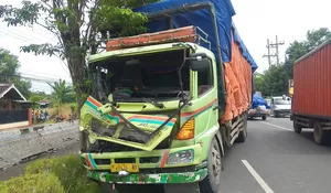 Tronton Seruduk Tronton di Tembelang Jombang, Sopir Asal Kendal Dilarikan ke Rumah Sakit