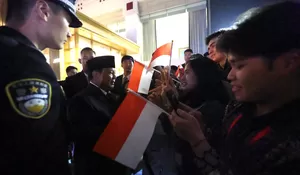 Mahasiswa RI Sambut Antusias Kedatangan Prabowo di Beijing
