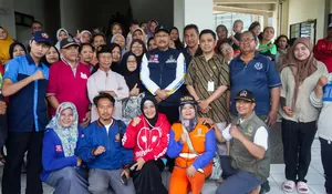 Tinjau Langsung Banjir Jakarta, Mensos Gus Ipul Pastikan Dapur Umum dan Posko Bencana Berjalan Optimal