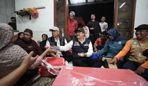 Ratusan Warga Masih Mengungsi, Mensos Pastikan Bantuan Banjir di Cawang dan Cililitan Lancar