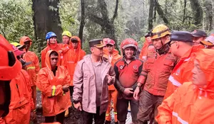 Jalur Alternatif Pacet ke Batu Terputus Akibat Longsor, Tim Gabungan TNI, Polri dan BPDB Sigap Bantu Bersihkan Timbunan Lumpur 