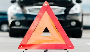 Segitiga Pengaman Mobil: Alat Kecil yang Punya Peran Besar dalam Keselamatan Berkendara