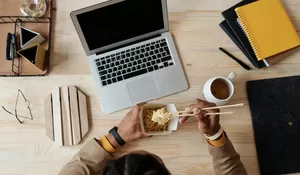 Tips Pola Makan Sehat untuk Remote Worker agar Terhindar dari Lemas dan Burnout