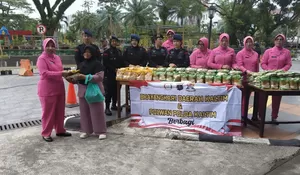 Aksi Peduli Bhayangkari Satbrimobda Kaltim, 125 Warga Balikpapan Terima Bantuan Sosial