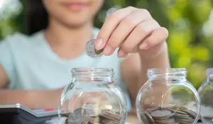 Bisa Nabung, Bisa Nongkrong! 4 Cara Cerdas Gen Z Atur Uang Jajan Tanpa Harus Serba Nyesek