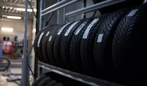 Kenali 3 Jenis Ban Mobil yang Paling Aman Digunakan Saat Musim Hujan