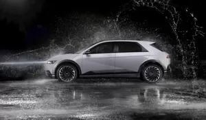 Tak Perlu Takut! Begini Cara Aman Berkendara Pakai Mobil Listrik di Saat Hujan