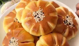 Resep Roti Strawberry Spesial Taburan Wijen, Manis Lembut Legit dan Bikin Nagih