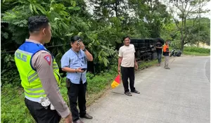 Diduga Pengemudi Lelah, Truk Tronton Terguling di Jalan Wonogiri–Jatipuro