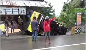 Hilang Kendali, Truk Bermuatan Telur Ayam Terguling di Wedi Klaten