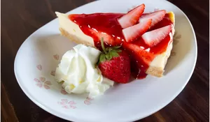 Ingin Buat Bisnis Cafe? Bikin Menu Es Krim Strawberry Cheesecake Dijamin Laris, Rasanya Enak dan Nagih, Cek Resepnya!