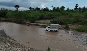 Potret Perjuangan Petugas SPPG di Pedalaman NTT, Seberangi Sungai Antar MBG
