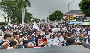 Ribuan Guru Madrasah Swasta Gelar Aksi Unjuk Rasa di Depan Bale Kota Tasikmalaya, Kritisi Pengangkatan SPPG jadi PPPK