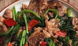 Punya Kale Jangan Cuma Dibikin Salad Aja! Masak Resep Tumis Kale Daging Sapi Gurih Renyah, Cocok Jadi Menu Diet