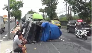Detik-Detik Pikap Muatan Gula Pecah Ban Tabrak Daihatsu Xenia dan Truk Boks di Jogonalan Dekat Exit Tol Prambanan Klaten, 1 Orang Tewas