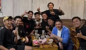 Seskab Teddy bersama Warga Malang Asyik Nobar Timnas Futsal Indonesia Tampil di Laga Final Lawan Iran