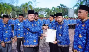 Didampingi Raja Sayang, Bupati TRK Serahkan 2.150 SK PPPK Paruh Waktu