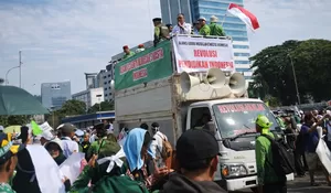 Ribuan Guru Madrasah Swasta Gelar Unjuk Rasa di Depan Gedung DPR, Tuntut Kesetaraan dan Diangkat jadi PPPK