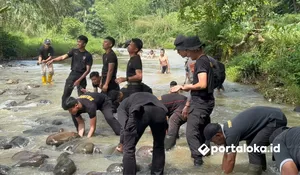 Brimob Batalyon D Pelopor Polda Jabar Terjunkan Pasukan dalam Aksi Gotong Royong Normalisasi Sungai Daerah Irigasi Dadaran Dawuan Ciancang