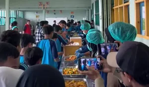 Unik! Bukan Pakai Ompreng, MBG di Sekolah Ini Disajikan Prasmanan, Siswa Bisa Pilih Menu Sendiri