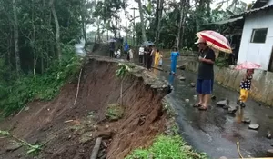 Hujan Deras Picu Longsor di Sukahaji Ciamis, Warga Gotong Royong Selamatkan Jalan dan Rumah Tetangga