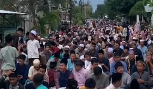 Viral Antrean Panjang Warga Sumenep demi Menanti Tarawih Sejak Siang Hari, Amplop Rp300 Ribu Disebut Jadi Penyemangat