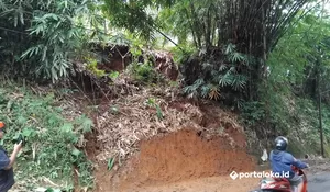 Longsor Ciamis Hari Ini: Tebing 7 Meter Ambrol di Baregbeg, Warga Gotong Royong Selamatkan Akses Jalan Perbatasan